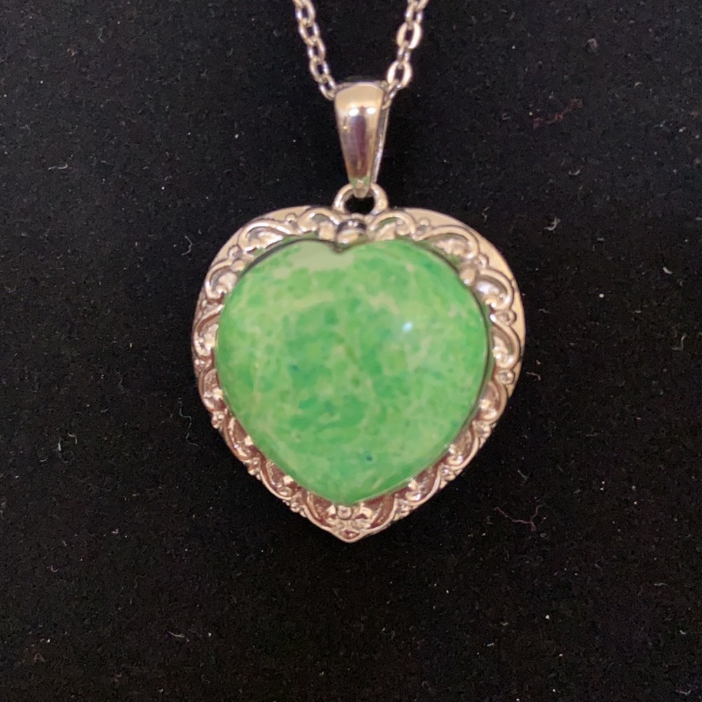 ❤️ GIFTED HEART Green Howlite Gemstone Pendant with chain